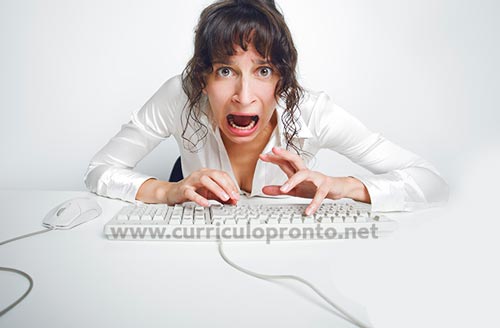 Mulher enlouquecida teclando 