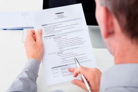 Homem analisando currículo